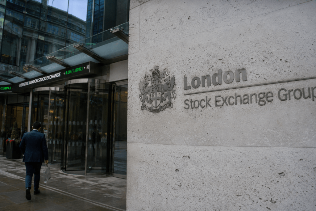 Here’s why BAE Systems, St. James Place, and IAG shares are rising as FTSE 100 stalls